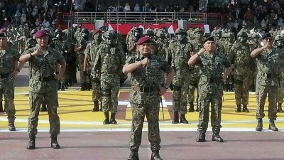 陆军首长莫哈菲祖丁（前）周五率领4000名陆军成员，参与在昔加末广场举行第91届陆军日庆典。