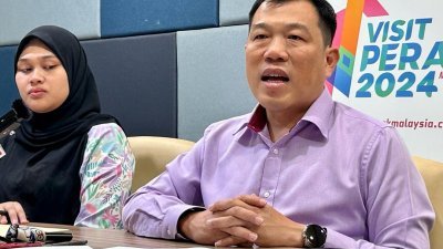 罗思义（右）在记者会上强调霹雳州政府策划了150项活动迎接霹雳旅游年。