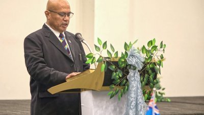 图瓦卢新任总理特奥当地时间周三在富纳富提举行宣誓就职仪式后发表讲话。（图取自法新社）
