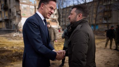 乌克兰总统泽连斯基和荷兰首相吕特，当地时间周五一起巡视哈尔科夫被俄罗斯袭击损坏的住宅楼期间交谈。（图取自乌克兰总统府新闻处/法新社）