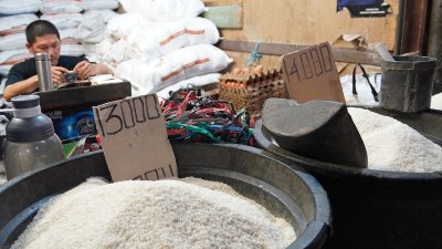 雅加达传统市场售卖的白米，一公斤的价格约1万4000印尼盾。（图取自中央社）