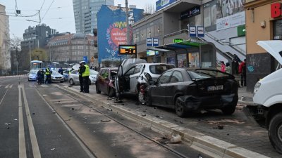 波兰西波美拉尼亚省省会什切青市一个电车站前，数辆汽车在周五的车撞人群事故中撞在一起，警方封锁了现场展开调查。（图取自法新社）