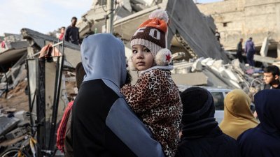以色列周六夜间空袭加沙南部拉法，阿布安扎的房屋被摧毁成废墟瓦砾。（图取自法新社）