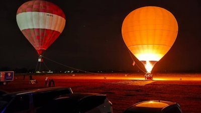 “2024年玻璃市东风嘉年华会”周六及周日晚上燃放热气球，吸引许多人慕名而来。