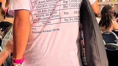 印尼男子将所有开销印制在T恤背面，穿在身上让人“一目了然”。（照片取自慈母舰）