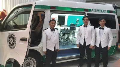 北霹雳圣约翰救伤队购买全国首辆可以载送轮椅病的救护车。左起成员黄志忠、洪俊霖及郑昶昊。