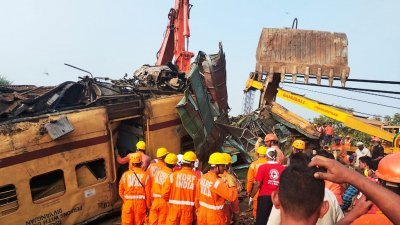 去年10月29日在印度安得拉邦，火车司机错过了一个信号灯而与另一列火车相撞，造成14人死亡。（法新社档案照）