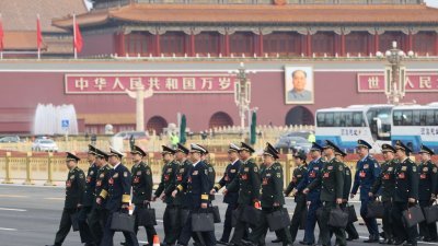 中国十四届全国人大二次会议周一在北京人民大会堂举行预备会议，解放军和武警部队代表团走向人民大会堂。（图取自中新社）