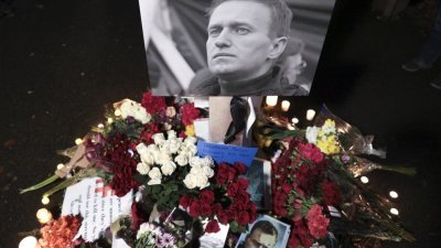 在上周五，位于华盛顿州西雅图太空针旁的“和平纪念柱”前，俄罗斯民主组织和指导行动网络成员以及当地的俄罗斯社区，为纳瓦尔尼举行了一场悼念活动。（图取自法新社）