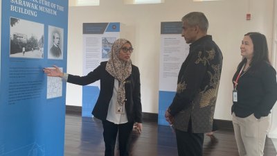 砂博物馆管理员扎琪拉（左）向新加坡驻马最高专员瓦努哥巴拉梅侬（中）介绍砂拉越博物馆的历，右为砂博物馆管理员雅斯敏卡立。