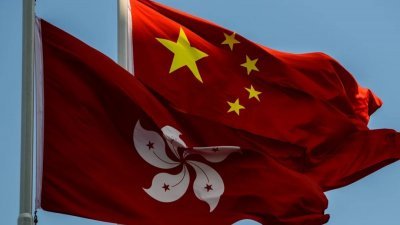 中国五星红旗和香港区旗飘扬。（图取自法新社）