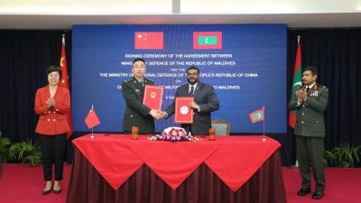 马尔代夫国防部长加桑（右）和中国中央军事委员会国际军事合作办公室副主任张宝群，周一签署“防务协议”，加强两国关系。（图取自马尔代夫国防部X帐号）
