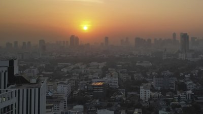 今年1月9日的早上，泰国首都曼谷空气污染严重，太阳在雾霾中慢慢升起。（法新社档案照）