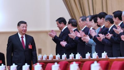 中国十四届全国人大二次会议周二在北京人民大会堂开幕，习近平等党和国家领导人出席大会。（图取自中新社）