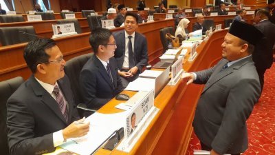 吉打州行政议员莫哈末阿占（右）向3名反对党州议员问好，左起为吉打州议会反对党领袖兼西塘州议员包旺、郑瑞隆及峇甲亚兰州议员罗炜家。