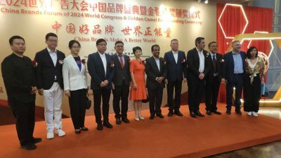 黄汉伟（左５）与张国华（左４起）、丁巧及约翰杜迪查哥等人，一同出席第45届世界广告大会中国品牌盛典暨金驼铃奖颁奖礼。