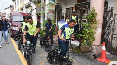 槟岛市政厅执法人员周二展开特别行动，取缔乔治市古迹区2个出租电动滑板车的店铺。