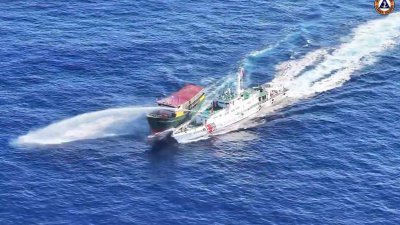 菲律宾当局表示，中国海警周二在南中国海仁爱礁附近朝菲国补给船发射水炮，至少导致4名船上人员受伤。（图取自菲律宾海岸防卫队/法新社）