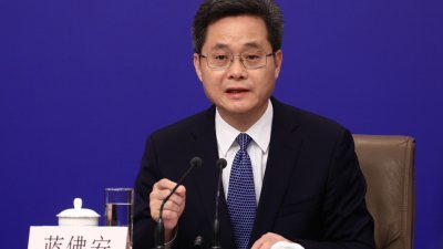 中国财政部长蓝佛安周三在人大会议经济主题记者会上，回答记者提问。（图取自香港中通社）