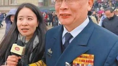 中国解放军海军政治委员袁华智接受《香港商报》记者采访。（图取自香港商报微信公众号）