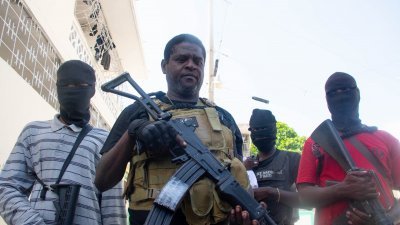 绰号“烧烤”的海地帮派头目切里齐耶，周二持枪现身海地首都太子港。（图取自法新社）