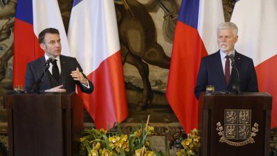 法国总统马克龙（左）周二与捷克总统帕维尔，在捷克总统官邸布拉格城堡会面后，一同召开联合记者会。（图取自法新社）