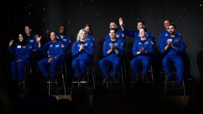 10名美国太空人和两名阿联酋太空人，周二在美国得克萨斯州休斯敦约翰逊航天中心参加毕业仪式。（图取自法新社）