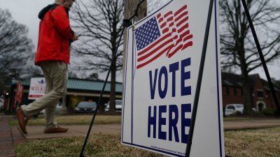 在美国亚拉巴马州布鲁克山，一名选民当地时间周二进入投票站。（图取自法新社）