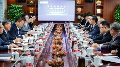 柔州政府代表团与40间中国企业代表会晤商谈柔新经济特区投资事项。（图取自翁哈菲兹面子书）