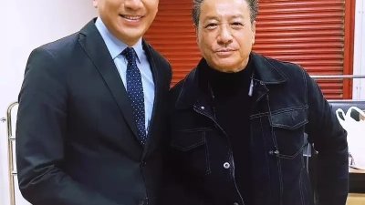 石修(右)和香港电台普通话台音乐节目主持人卜邦贻。