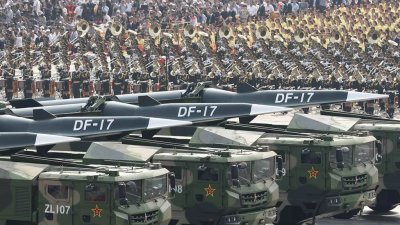 图为东风17常规导弹方队在北京天安门广场参加中国国庆阅兵式。（中新社档案照）
