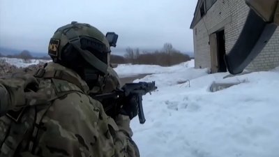 俄罗斯联邦安全局发布的视频显示，警员逼近一个农村地区的谷仓，以逮捕被指策划炸毁大楼的白罗斯异见者。（图取自网络）