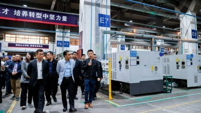 柔大臣翁哈菲兹（前排左2）带领柔州政府团队到广州参观机器人公司，对于中国在工业机器人领域的发展大表赞叹。（柔大臣面子书 ）