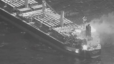 根据美国军方提供的照片，显示悬挂巴贝多国旗、利比里亚拥有的散货船被“青年运动”发射的反舰弹道导弹击中。（图取自美国中央司令部/法新社）
