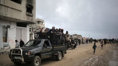 巴勒斯坦人周四乘坐卡车，逃离加沙南部城市汗尤尼斯。（图取自法新社）