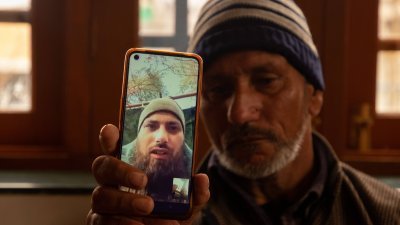 一位印度父亲展示了他儿子的照片，据说他儿子从迪拜被诱骗到俄罗斯作战。（图取自网络）
