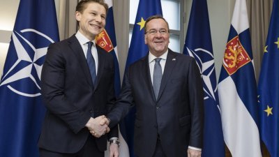 德国国防部长皮斯托留斯（右）当地时间周五在芬兰首都赫尔辛基访问，并与芬兰国防部长凯科宁会面。（图取自法新社）