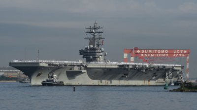 美国海军尼米兹级航空母舰“里根”号，停在日本东京郊区横须贺的美国海军基地。（图取自法新社）