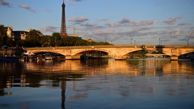 7月26日举行的巴黎奥运开幕式将在塞纳河举行。不远处为巴黎地标埃菲尔塔。（法新社档案照）