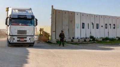 运送援助物资到加沙的卡车，通过凯雷姆沙洛姆的过境点。（法新社档案照）