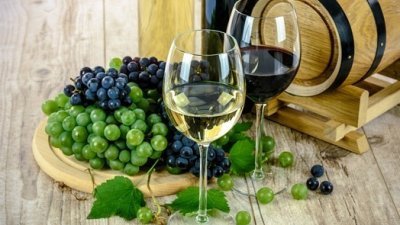 供应过剩使得澳洲酿酒葡萄种植者开始大量砍伐葡萄树以平衡价格。（图取自葡萄园网站Vineas）