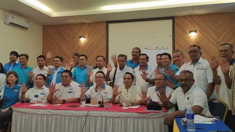 郑立慷（前左5）公布霹雳州公正党筹集资金购买新党所事宜，前左起是祖莱达、黄诗情、莫哈末海鲁（前左4）及莫哈末阿兹兰等。