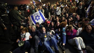 数千名以色列示威者周六聚集在首都特拉维夫，抗议内塔尼亚胡政府，要求马上举行选举和带回人质。（图取自法新社）