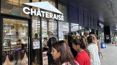 Chateraise在狮城开设首家24小时无人值守门店，吸引不少顾客前来。