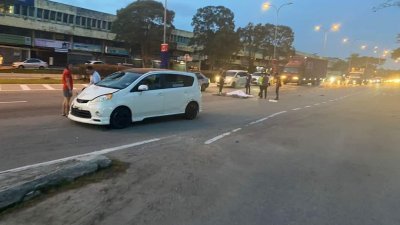 华裔老翁过马路被车撞到，当场丧命。