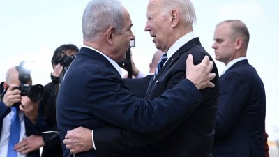 拜登（右）在去年10月哈马斯发动新一轮袭击后不久搭专机前往以色列以示支持，内塔尼亚胡在机场亲迎与他拍肩相拥。（法新社档案照）