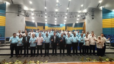 槟岛市长拉詹德兰（前排左6起）、方美铼、威省市长拿督阿札尔与槟威两地市议员合影。