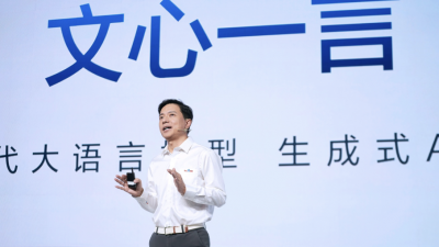 百度首席执行员李彦宏在去年3月的发布会，介绍百度开发的聊天机器人“文心一言”。（图取自百度面子书）