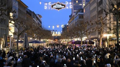 德国法兰克福当地时间周日首次亮起节日灯光，庆祝穆斯林斋戒月，吸引大批民众驻足并拿出手机拍摄。（图取自法新社）
