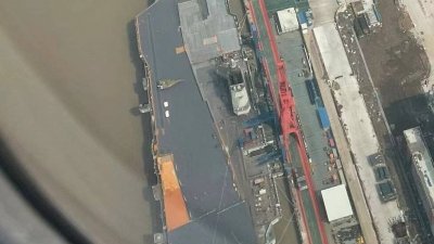 照片显示“福建舰”正在进行码头甲板涂装作业，目前甲板涂装已完成70成左右。（图取自X/Treadstone 71）